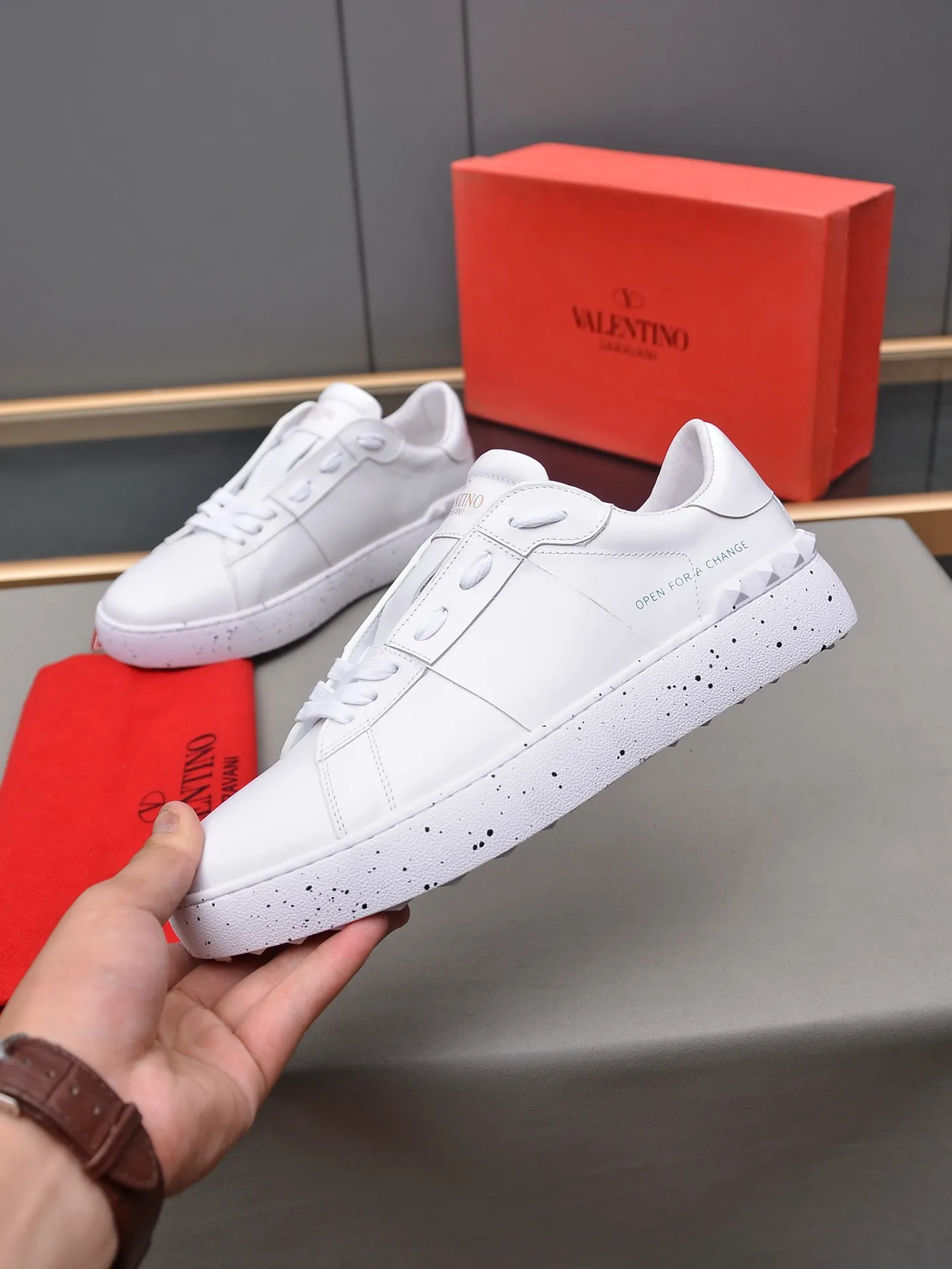 Men's shoes 460💰 (men and women couples) Valentino classic color matching series casual shoes. Made with heavy craftsmanship, good products pay attention to every detail. A must-have trendy item that can be worn all year round, it has been worn by many celebrities and Internet celebrities~~Imported cowhide surface, unique design concept, sheepskin lining, counter quality. Women’s clothing 35-40. Men’s clothing 39-44, 45-46 (returns and exchanges are not supported for custom-made items)